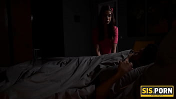 Молодая брюнетка занимается однополым поревом с двумя рыжими бестиями на постели