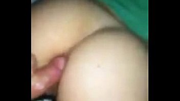 Молодая молодая брюнетка мастурбирует при помощи секс автомобиля и вибратора